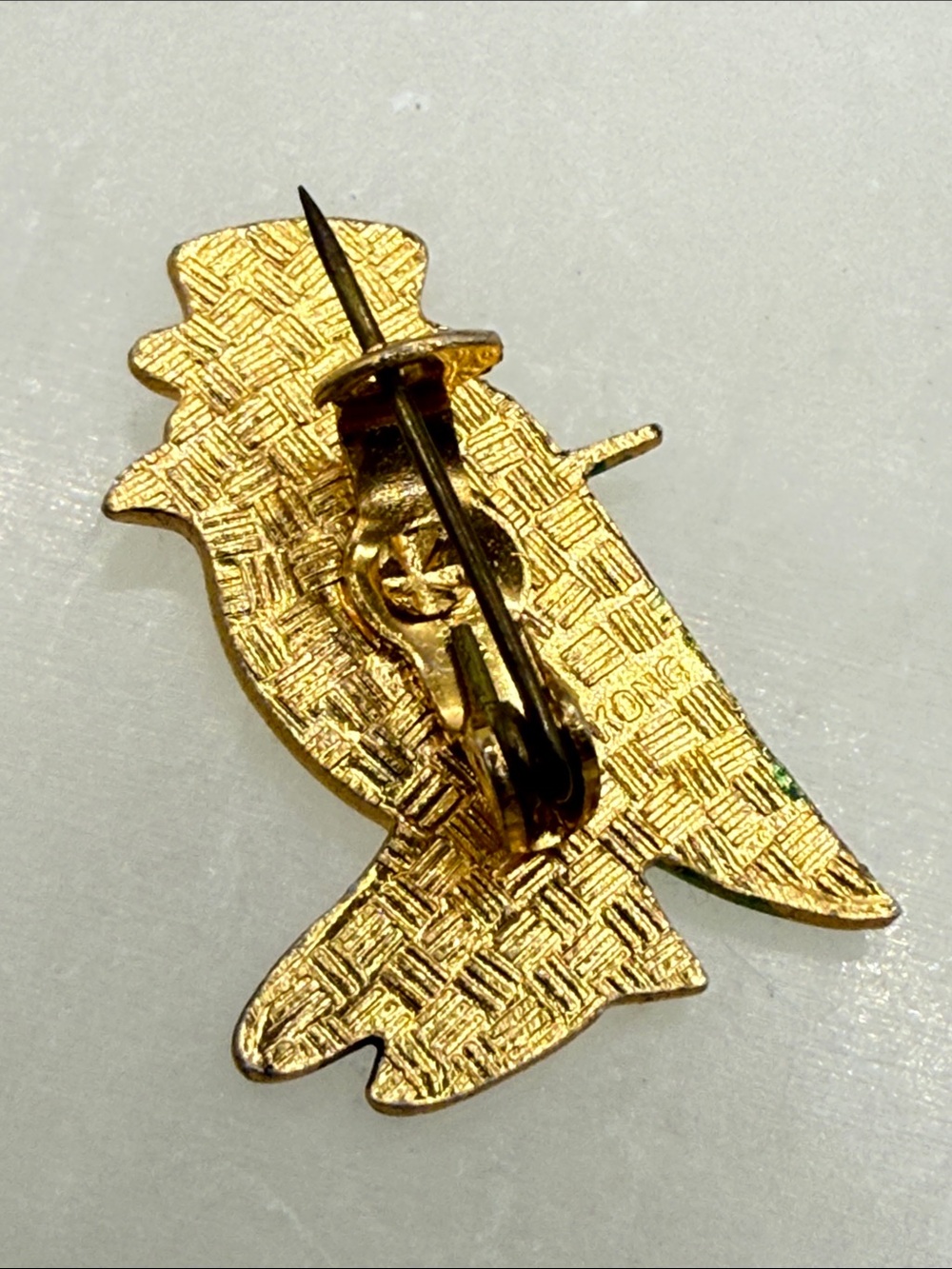 Vintage rare gold tone 1950’s daper bird pin brooch Hong Kong cartoon vibes - Picture 6 of 10